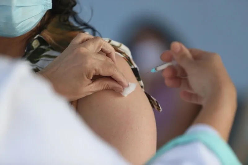 Niterói vacina população acima dos 70 anos
