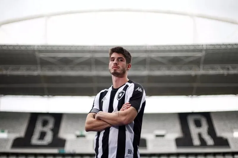 Lucas Piazon vestiu a camisa do Botafogo oficialmente pela primeira vez