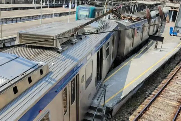 Trem também invadiu um outro trilho vizinho