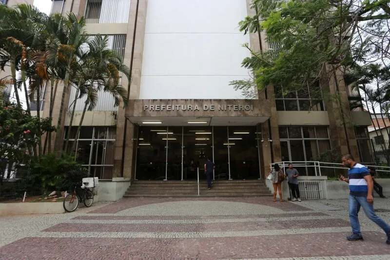 Basta acessar o site https://servicos.niteroi.rj.gov.br/ e buscar onde pagar as taxas