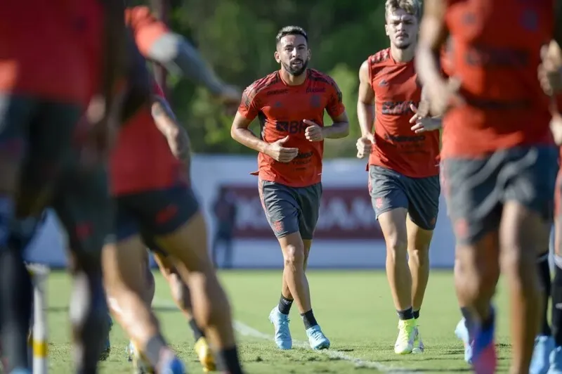 Isla treinou ontem com o elenco principal do Flamengo