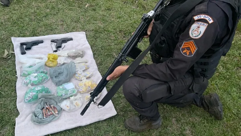 houve apreensão de duas pistolas e drogas