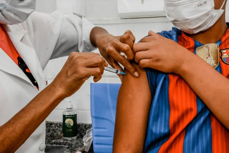 Vacinação foi antecipada para 4 meses para maiores de 18 anos