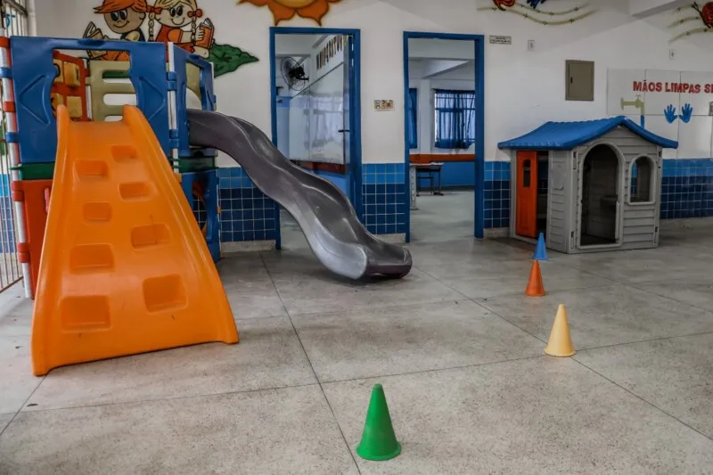 As novas unidades educacionais terão capacidade para atender, cada uma, alunos da Educação Infantil, Ensino Fundamental e Educação de Jovens e Adultos (EJA)