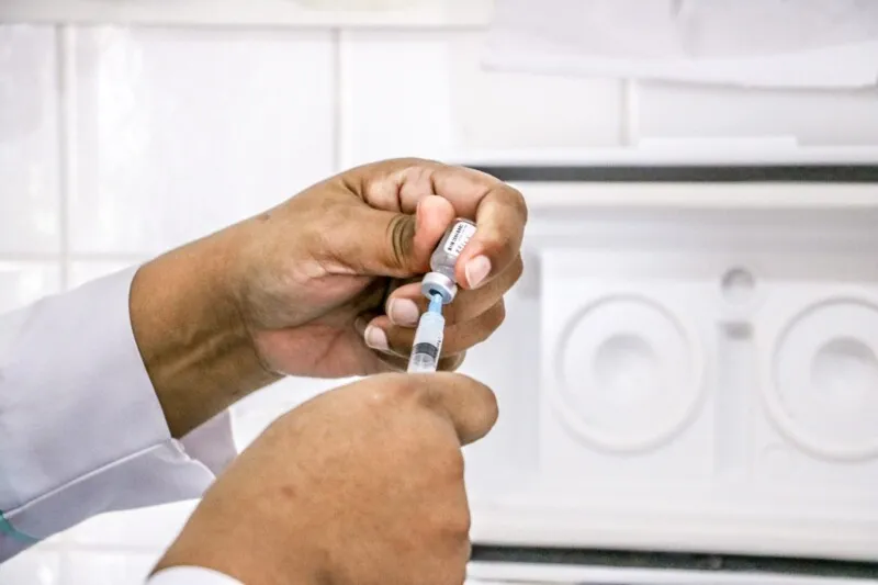 Município vacina população de 18 a 59 anos com a dose de reforço