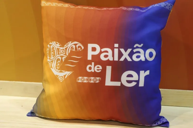 A JUVRio inicia sua programação de oito dias composta por uma intervenção artística seguida de um debate, sempre às 15h, na arena Paixão de Ler