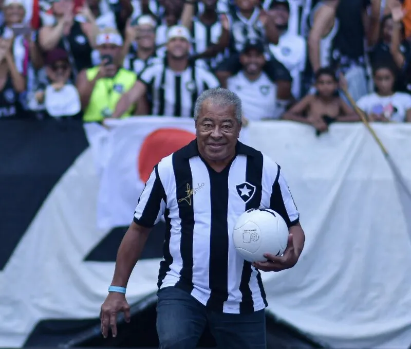 Imagem ilustrativa da imagem Ídolo do Botafogo e campeão mundial em 1970, Jairzinho é internado com Covid-19