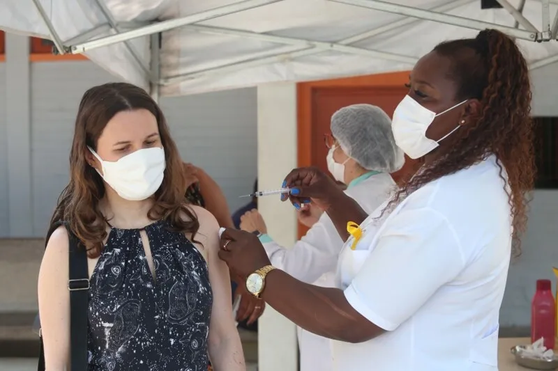 Vacinação ocorre neste sábado e na véspera do feriado, em Niterói