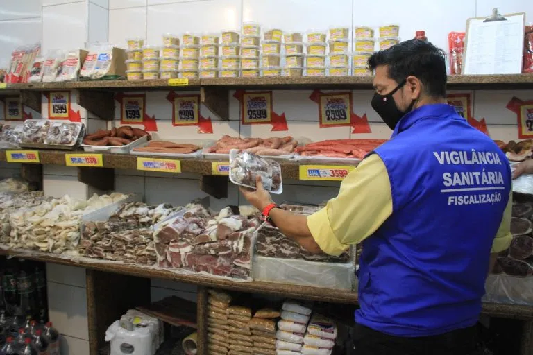 Vigilância Sanitária encontra alimentos vencidos em mercado de SG