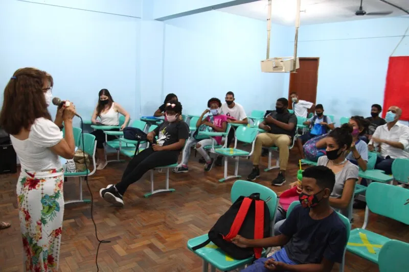 Sandra Lima foi convidada para um bate-papo com alunos do 6º ano.