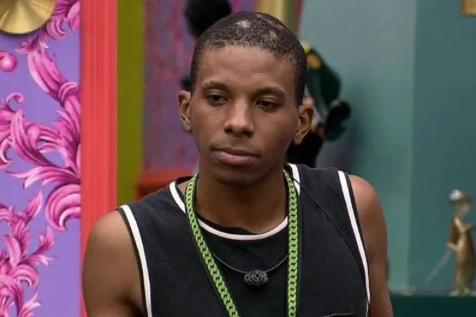 Lucas apresentou o laudo de um exame de DNA 