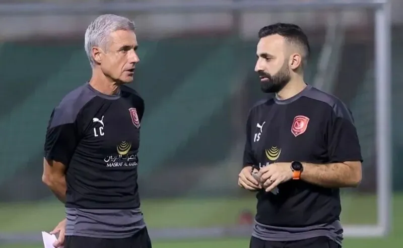 Luís Castro chega ao lado de dois assistentes