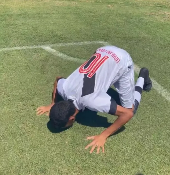 Luva de Pedreiro ainda aproveitou para comer um pouco de grama do estádio