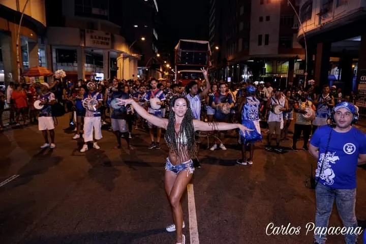 Malu Torres participou do ensaio de rua da agremiação