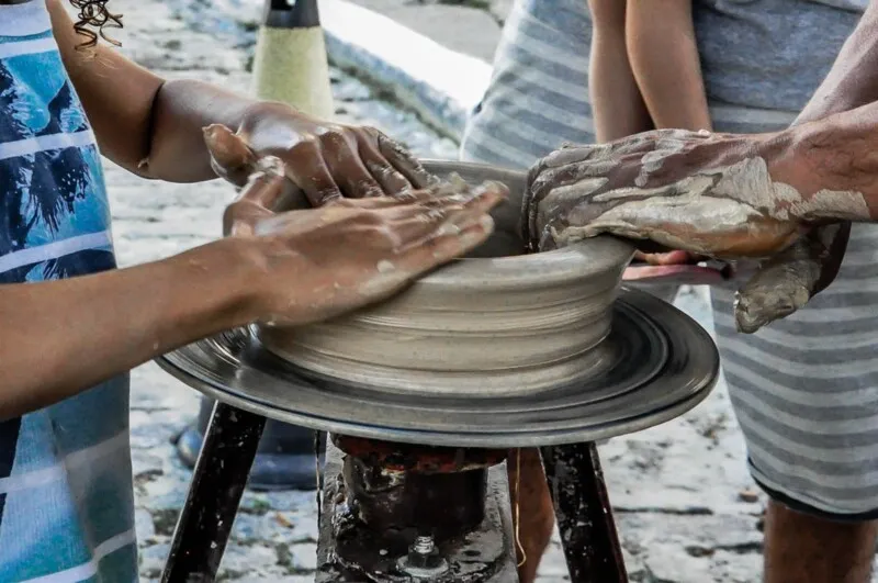 A lei regulamenta o artesanato como atividade econômica, reconhecido valor cultural e social