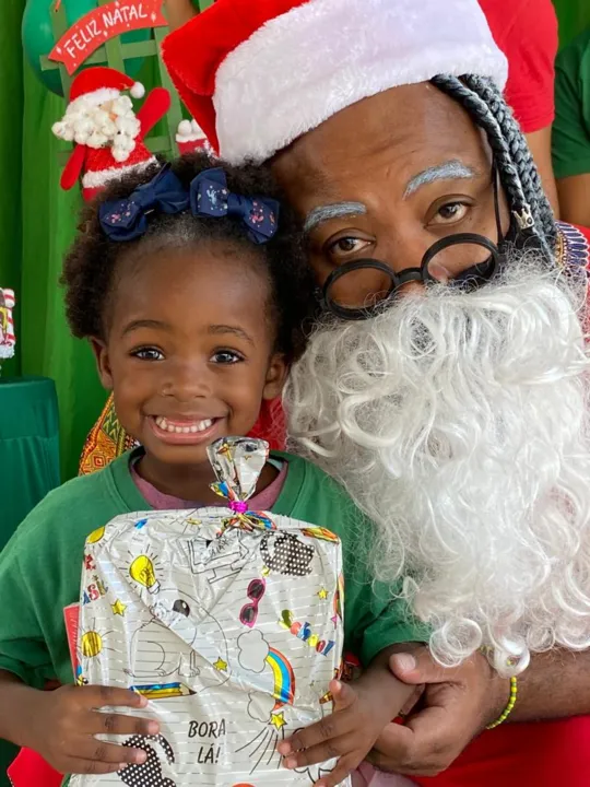 Imagem ilustrativa da imagem Natal da ONG Favela Mundo contará com três Papais Noéis negros