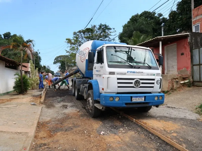 Com a ação, que teve início na Rua Argélia e irá pavimentar 13 ruas e beneficiar mais de 10 mil moradores, todo o morro estará asfaltado