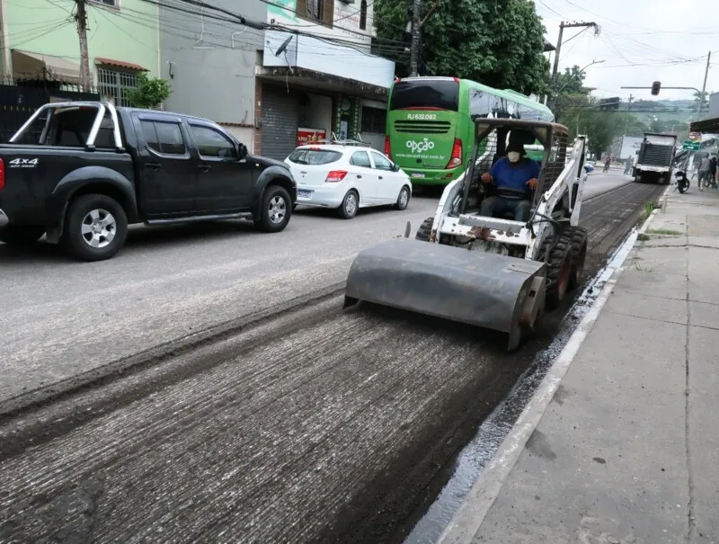 As equipes iniciaram a fresagem na segunda-feira e seguem com as ações de preparo para a aplicação do novo asfalto ao longo desta semana