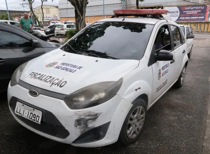 O infrator foi indiciado por dano qualificado, desacato e resistência