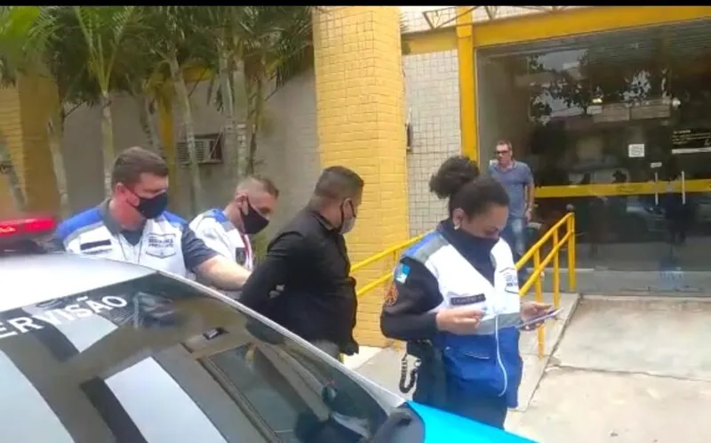 A equipe foi acionada pela síndica que suspeitava que o homem estaria dando um golpe em uma idosa que mora no condomínio
