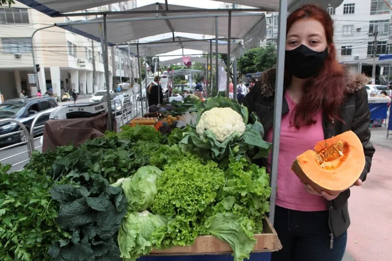  A feira acontece de forma quinzenal, às quintas-feiras. São diversas barracas com produtos artesanais, trabalhos manuais, produtos orgânicos e arte popular 