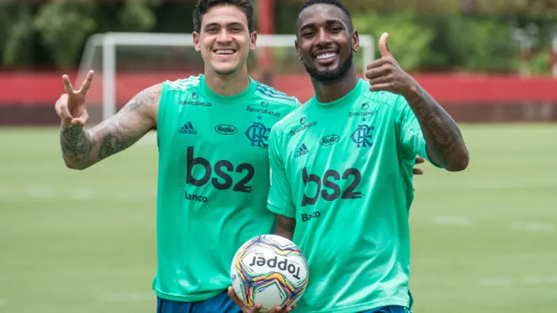 Pedro e Gerson durante treino com a equipe do Flamengo