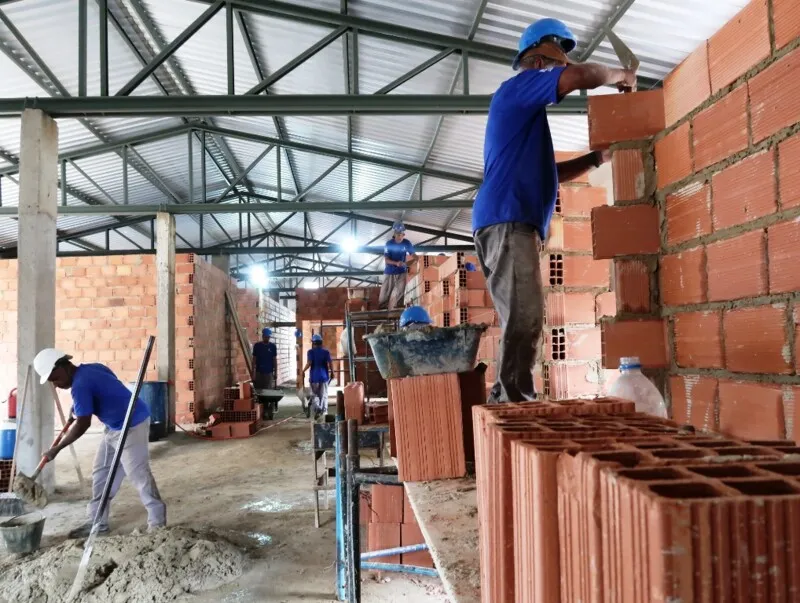 Local recebe  três frentes de obras