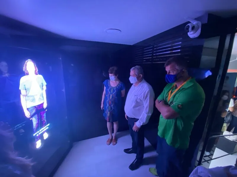 O caminhão tem 13 galerias virtuais permanentes e 11 exposições. Tudo funcionando em 24 ambientes diferentes, numa plataforma 3D