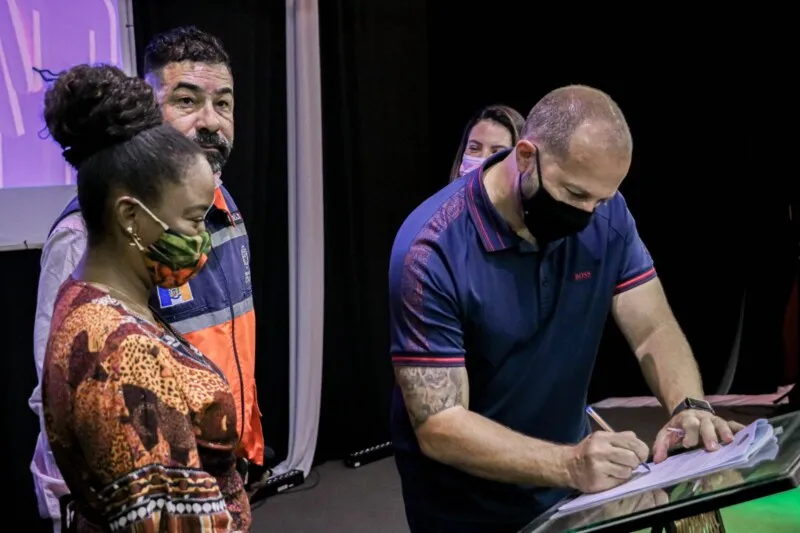 No evento, o prefeito Marcelo Delaroli assinou um termo de colaboração com o Abrigo Rainha Sílvia