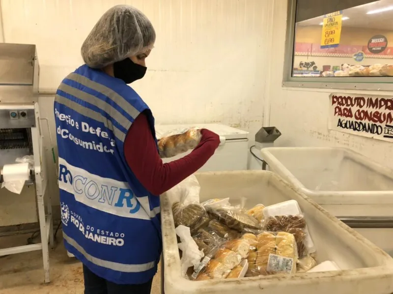 Foram descartados cerca de 230 kg de alimentos impróprios para o consumo em supermercados
