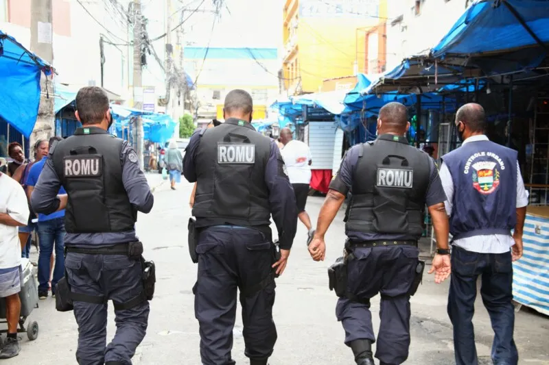 A Secretaria de Ordem Pública de São Gonçalo, através da Subsecretaria de Fiscalização de Posturas, iniciou nesta quarta-feira (5) o reordenamento das barracas de vendedores ambulantes legalizados em Alcântara.  A ação visa organizar e diminuir os espaços entre as bancas e o passeio público, abrindo passagem para a população transitar, contribuindo para reduzir a poluição visual e também o acesso aos comércios locais.  

As primeiras vias a receberem a ação de reordenamento foram a Rua Palmira Ninho, que conta com 60 barracas de vendedores informais, e a Rua João Caetano, com 161 bancas. Ao todo, serão mais de 220 barracas que passarão pelo processo de reorganização, recebendo orientações sobre tamanho padrão e a utilização correta do material de cobertura das barracas. Os agentes também verificam se as autorizações para o exercício das atividades estão em dia.

Nas próximas semanas, agentes do Controle Urbano da Subsecretaria de Fiscalização de Posturas irão atuar com o mesmo procedimento nas ruas Antônio Alves, Sílvio Romero e na rua transversal às ruas Yolanda Saad Abuzaid e Nair de Andrade.

Após o processo de orientação, os agentes retornarão às ruas para fiscalização. Caso sejam flagradas fora do padrão ou em posse de terceiros, os responsáveis terão suas licenças suspensas.

A Secretaria de Transportes (Semtran) esteve na Rua Palmira Ninho, no centro comercial, para delimitar as marcações de veículos de carga e descarga.  A ação também contou com o apoio da Guarda Municipal, reforçando a segurança dos agentes da subsecretaria