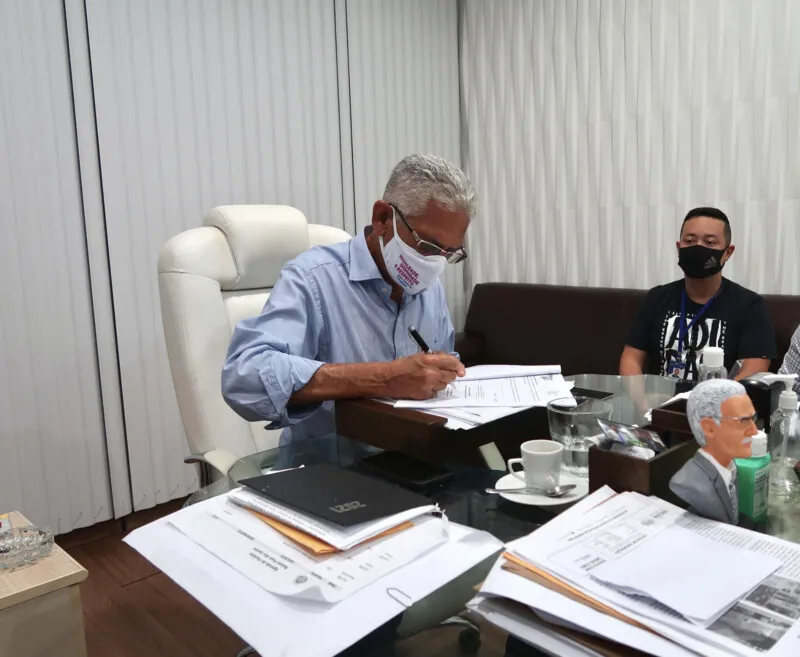 O prefeito de São Gonçalo, Capitão Nelson, assinou na noite da última quinta-feira (3), o acordo de cooperação técnica com a Firjan Senai