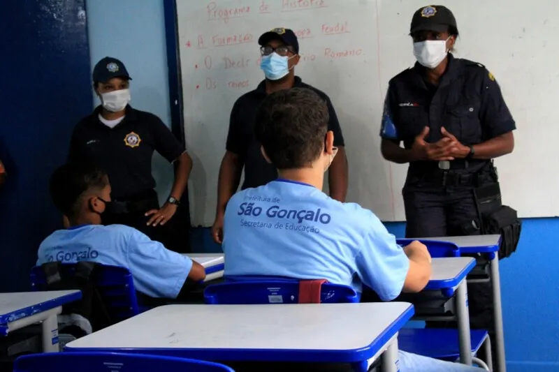 Ronda escolar em colégio no Laranjal