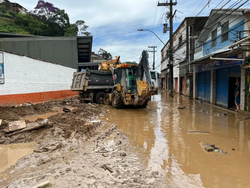 Ao todo, mais de 600 homens estão trabalhando nos serviços de limpeza