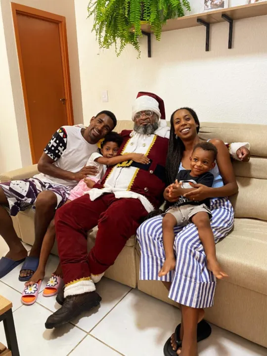 Imagem ilustrativa da imagem Representatividade: empresa de SG leva Papai Noel negro para entrega de presentes
