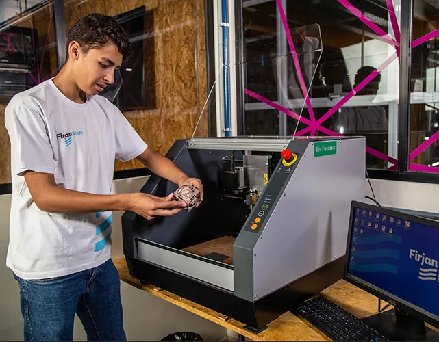 Imagem ilustrativa da imagem Mostra SENAI: invenção de alunos pode ajudar a prevenir acidentes de trânsito com motocicletas, que dispararam durante a pandemia