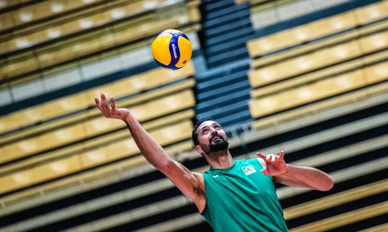 Maurício, jogador da seleção brasileira de vôlei, é punido após declarações homofóbicas