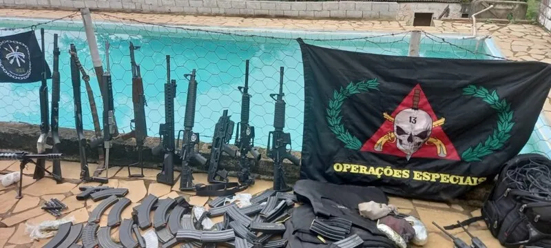 Armas 'de guerra' foram apreendidas durante a operação