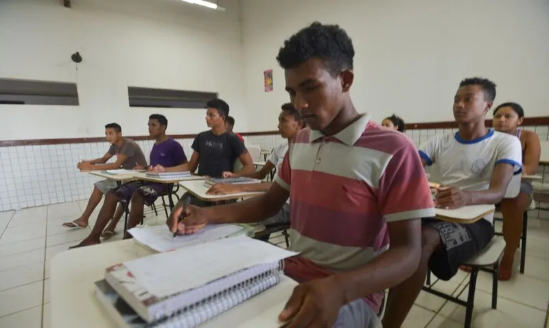 Metade dos jovens negros no Brasil estiveram em risco de ter que desistir dos estudos durante a pandemia
