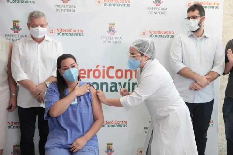 A enfermeira Bruna Lemos e a idosa Clice de Souza Carvalho foram as primeiras pessoas a serem vacinadas na cidade