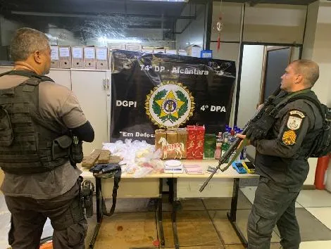 Com o acusado foram encontrados 105 pinos com cocaína, além de um simulacro de pistola, um rádio comunicador e uma balança de precisão