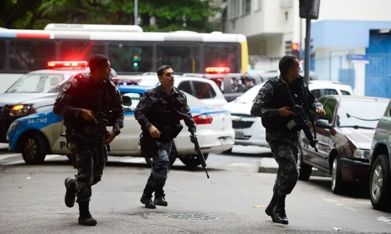 Exposição frequente a tiroteios, com a presença de agentes de segurança, pode gerar aumento de 2,09% na taxa de reprovação e de 46,4% na probabilidade de pelo menos um aluno abandonar a escola