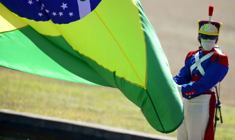 Cerimônia de hasteamento da bandeira no Palácio da Alvorada acontece a partir das 9h