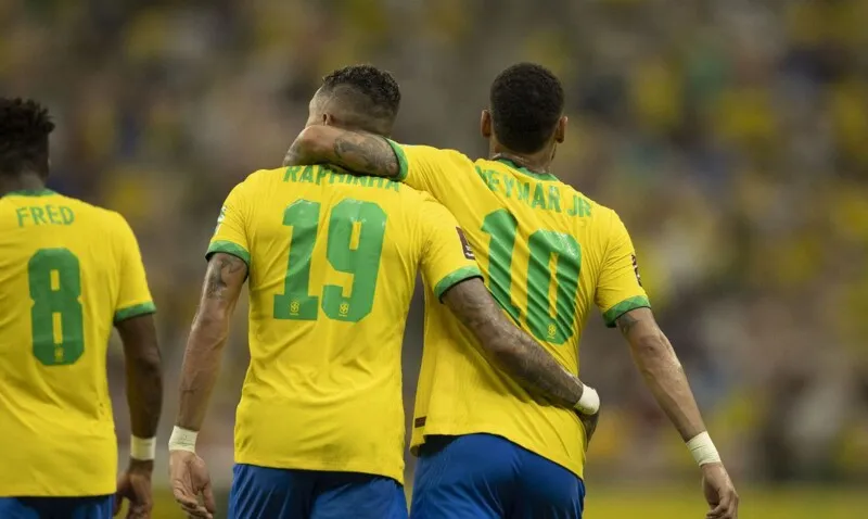 Neymar e Rafinha em vitória por 4 a 1 sobre o Uruguai