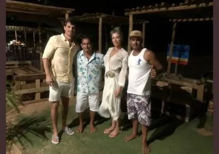 Casal em registro com locais