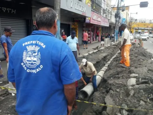 Obra de desobstrução da rede de águas pluviais na Rua Dr. Feliciano Sodré