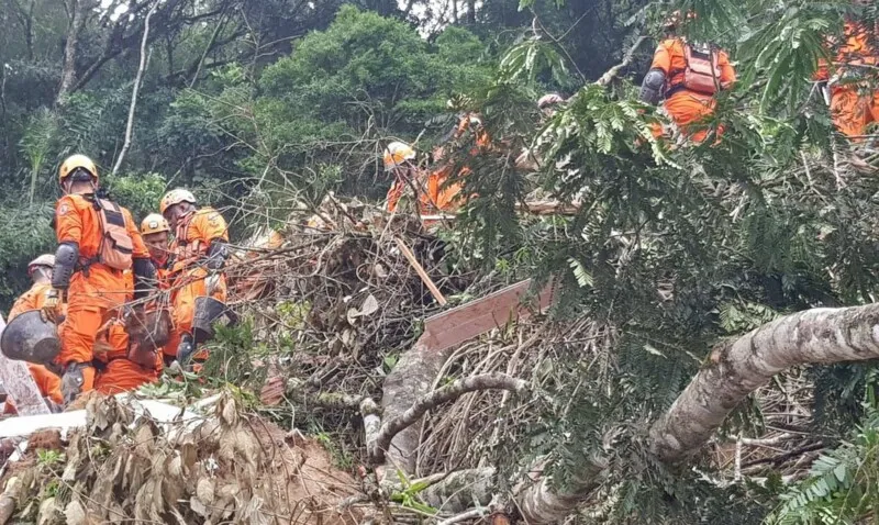 Corpo de Bombeiros conta com cerca de 140 militares, com apoio das unidades especializadas e cães farejadores nas buscas