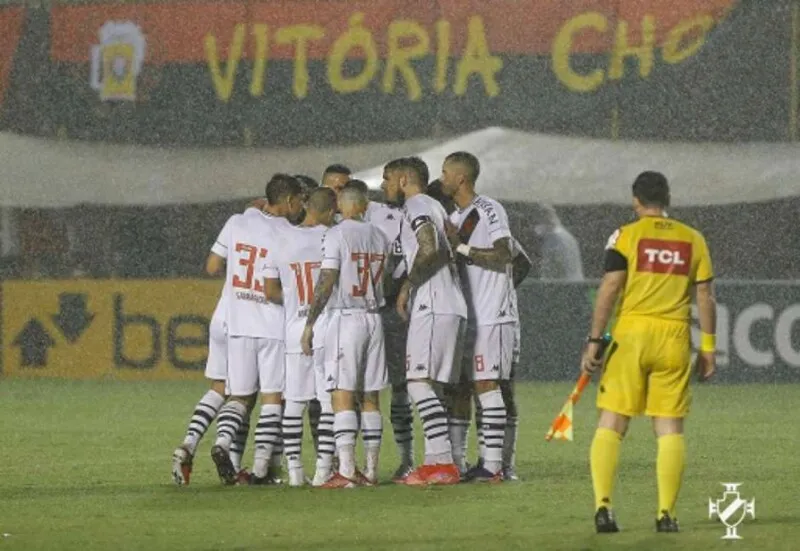 Jogadores se reúnem após vencerem o Vitória fora de casa