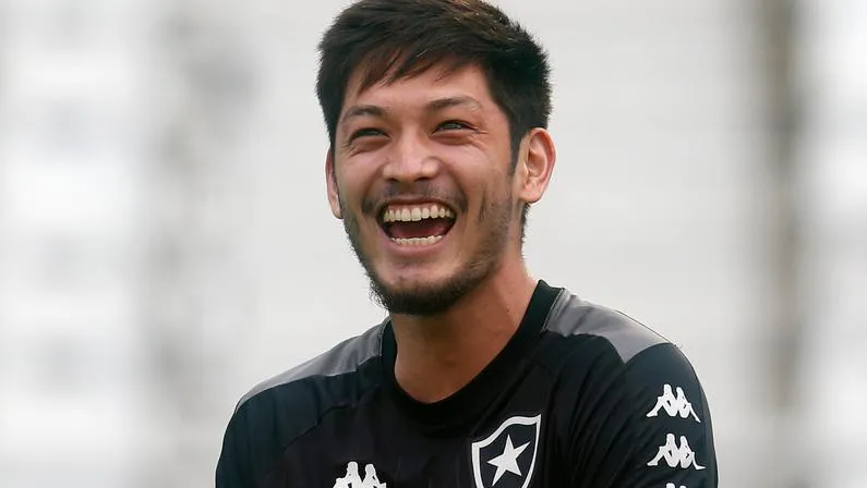 Luís Oyama deve começar a partida contra o Operário no lugar de Chay 