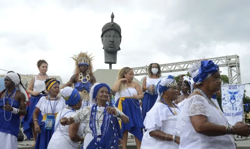 Comemoração do Dia da Consciência Negra em frente ao monumento de Zumbi dos Palmares